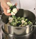 Фото приготовления рецепта: Тальятелле с цветной капустой и брокколи, шаг №1