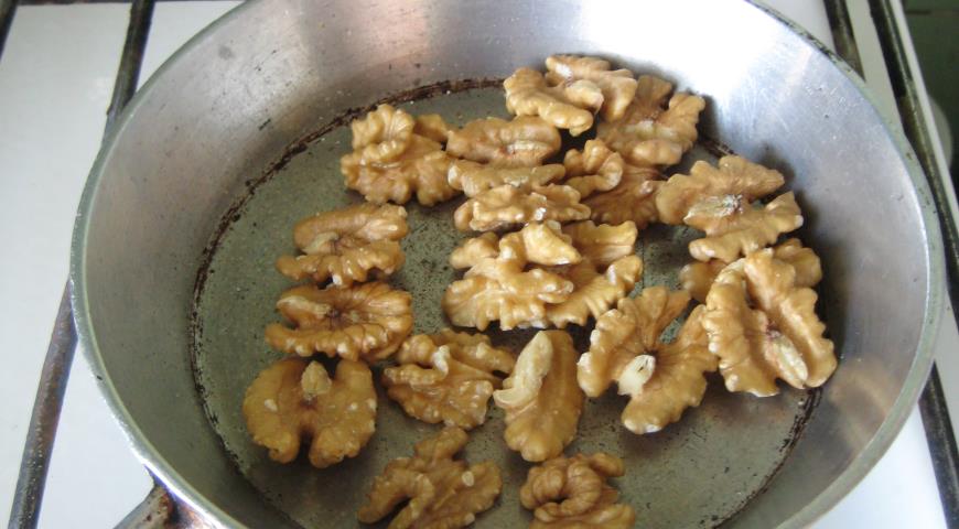 Грецкие орехи подсушиваем в духовке или на сковороде