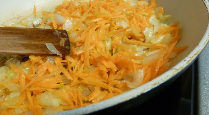 Отварить фасоль, обжарить лук и морковь на растительном масле, добавить специи
