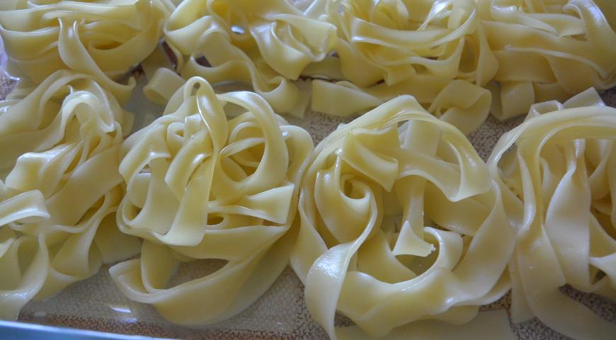 Фото приготовления рецепта:  Феттучини  с сыром и фаршем, шаг №1