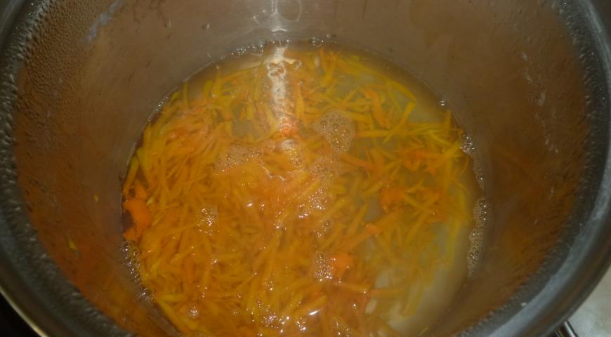 Отварить тертую тыкву для приготовления холодного супа