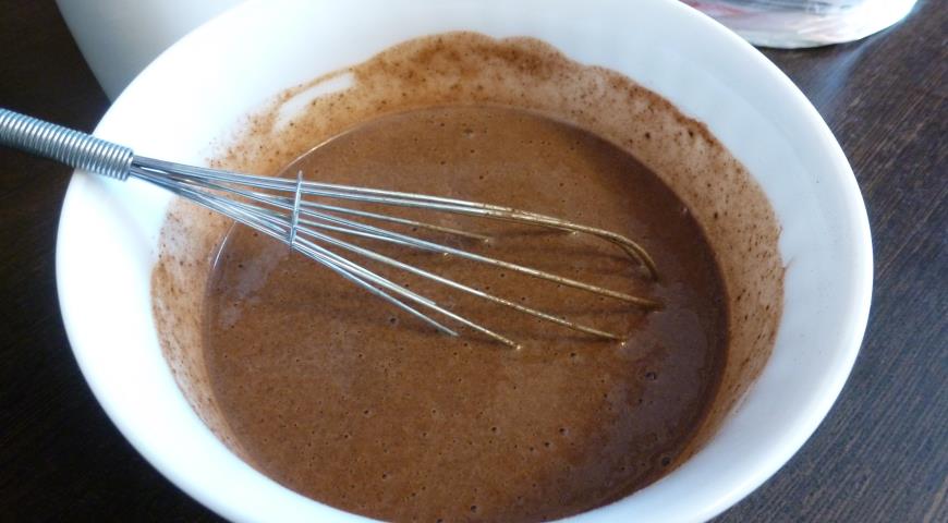 Готовим тесто для шоколадно-кофейных блинов