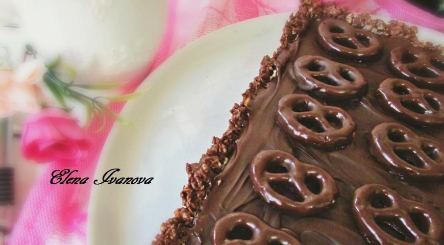 Шоколадный пирог с мини-бретцелями готов