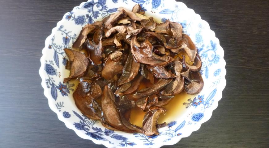 Фото приготовления рецепта: Щи из квашеной капусты с сухими грибами и черносливом, шаг №1