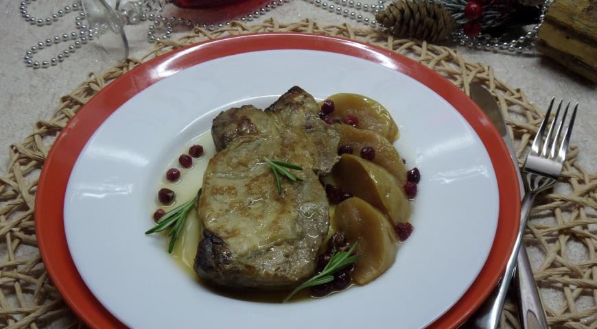 Фото приготовления рецепта: Свинина, запеченная  с яблоком, клюквой и розмарином , шаг №9
