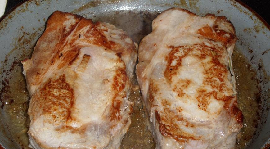 Фото приготовления рецепта: Свинина, запеченная  с яблоком, клюквой и розмарином , шаг №5
