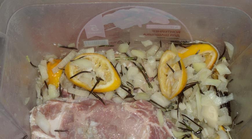 Фото приготовления рецепта: Свинина, запеченная  с яблоком, клюквой и розмарином , шаг №3
