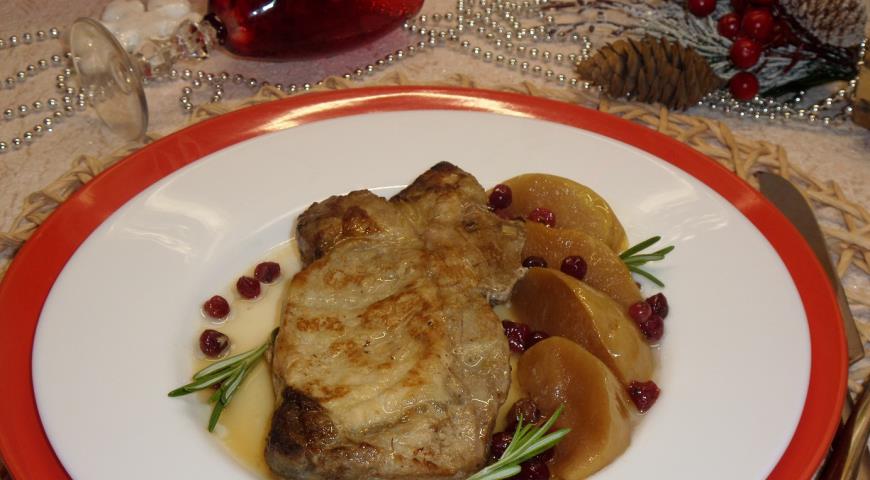 Фото приготовления рецепта: Свинина, запеченная  с яблоком, клюквой и розмарином , шаг №10