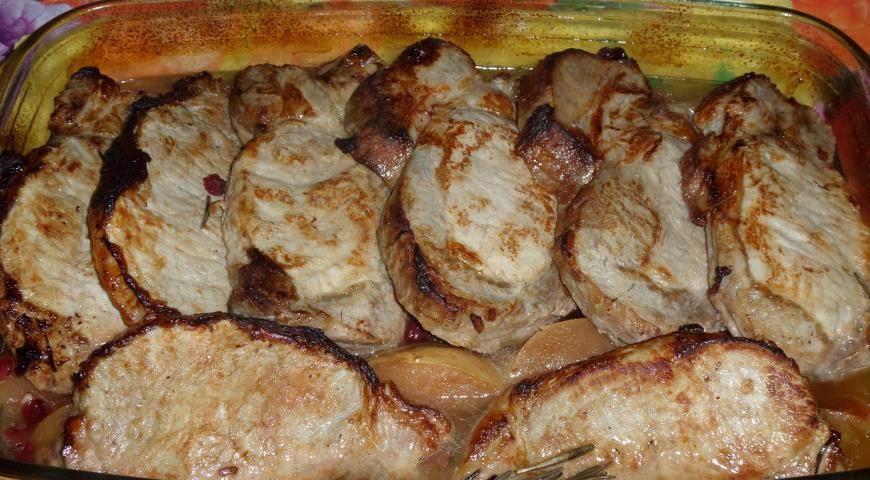 Фото приготовления рецепта: Свинина, запеченная  с яблоком, клюквой и розмарином , шаг №8