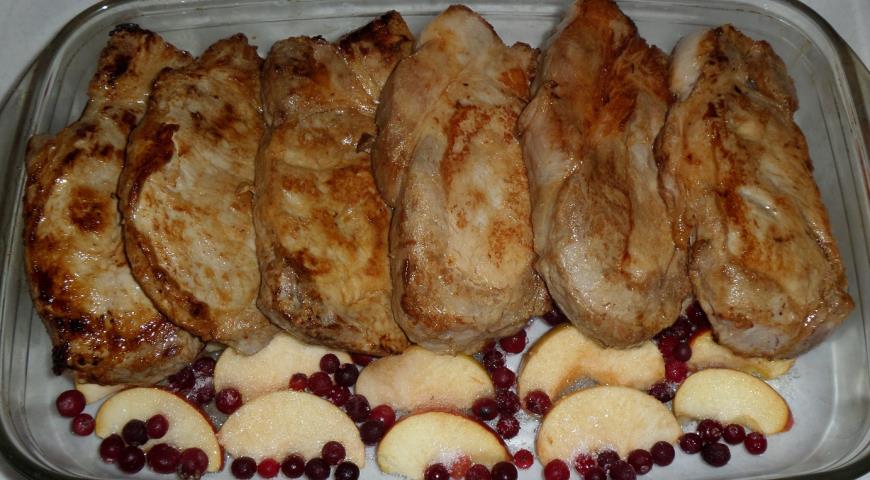 Фото приготовления рецепта: Свинина, запеченная  с яблоком, клюквой и розмарином , шаг №7