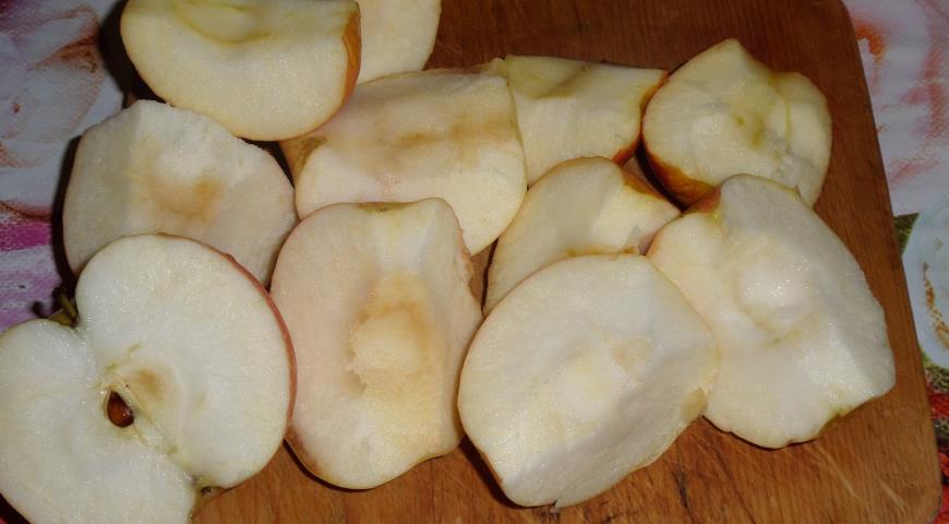 Фото приготовления рецепта: Свинина, запеченная  с яблоком, клюквой и розмарином , шаг №4