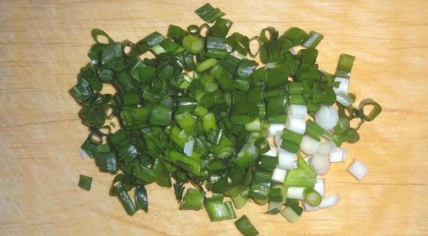Фото приготовления рецепта: Овощной салат с сельдью и авокадо, шаг №4