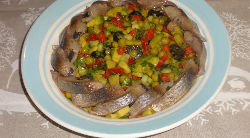 Фото приготовления рецепта: Овощной салат с сельдью и авокадо, шаг №10