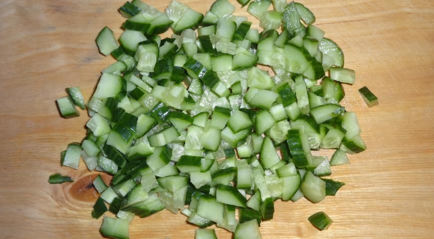 Фото приготовления рецепта: Овощной салат с сельдью и авокадо, шаг №3