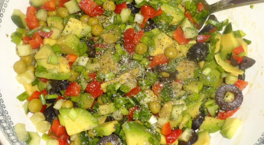 Фото приготовления рецепта: Овощной салат с сельдью и авокадо, шаг №9