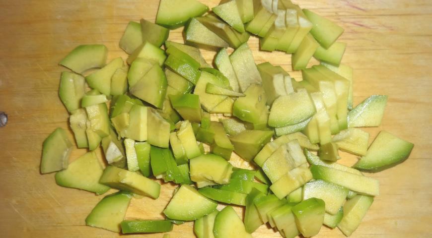 Фото приготовления рецепта: Овощной салат с сельдью и авокадо, шаг №7