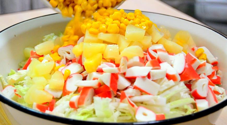 Фото приготовления рецепта: Салат с крабовыми палочками и ананасами, шаг №3
