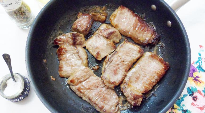 Фото приготовления рецепта: Мясо по-орловски, шаг №2