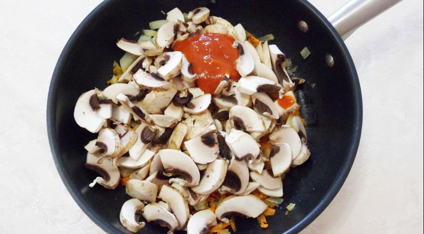 Фото приготовления рецепта: Постная грибная солянка, шаг №5