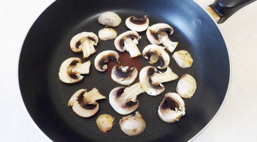 Фото приготовления рецепта: Брускетты с тофу, вялеными помидорами и грибами, шаг №4