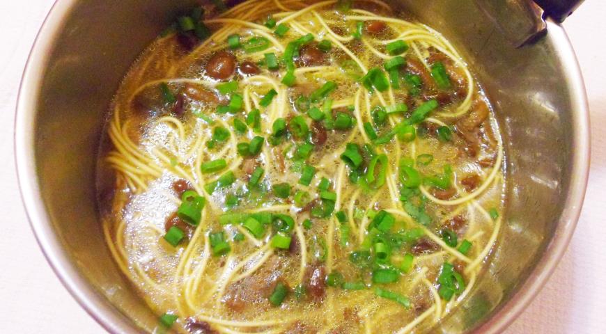 Фото приготовления рецепта: Суп с опятами по-азиатски, шаг №6