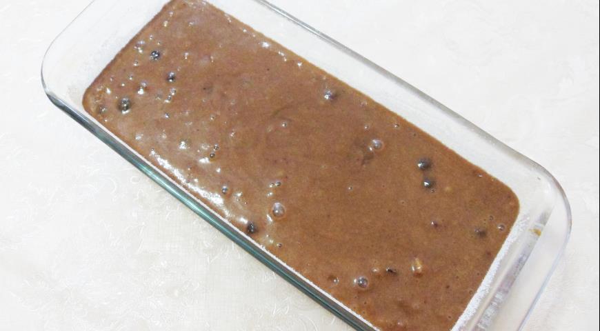 Фото приготовления рецепта: Шоколадный манник с ягодами и орехами, шаг №8