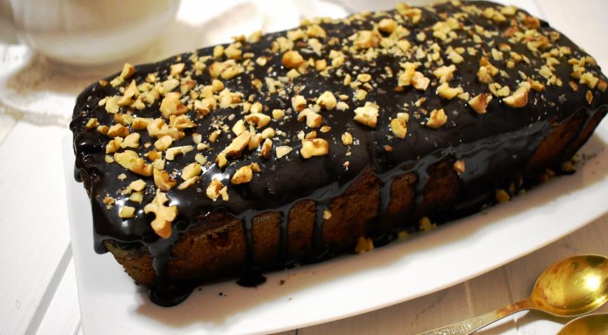 Фото приготовления рецепта: Шоколадный манник с ягодами и орехами, шаг №10