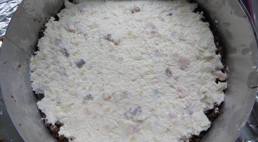 Фото приготовления рецепта: Творожный тарт с селедкой , шаг №7