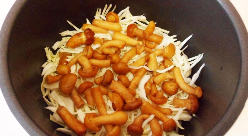 Фото приготовления рецепта: Постный бигос с грибами, шаг №3
