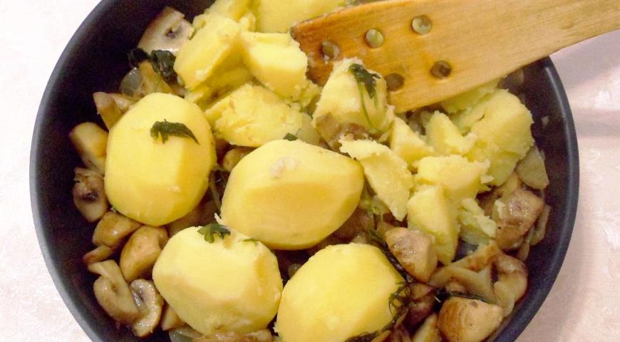 Фото приготовления рецепта: Ароматная картошка с грибами и зеленым маслом, шаг №5