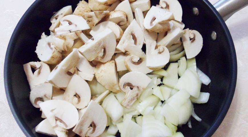Фото приготовления рецепта: Ароматная картошка с грибами и зеленым маслом, шаг №2