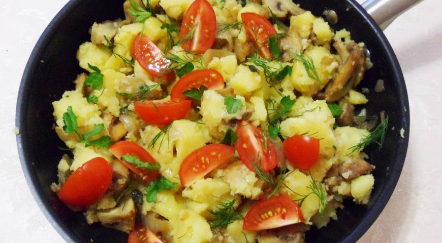 Фото приготовления рецепта: Ароматная картошка с грибами и зеленым маслом, шаг №6