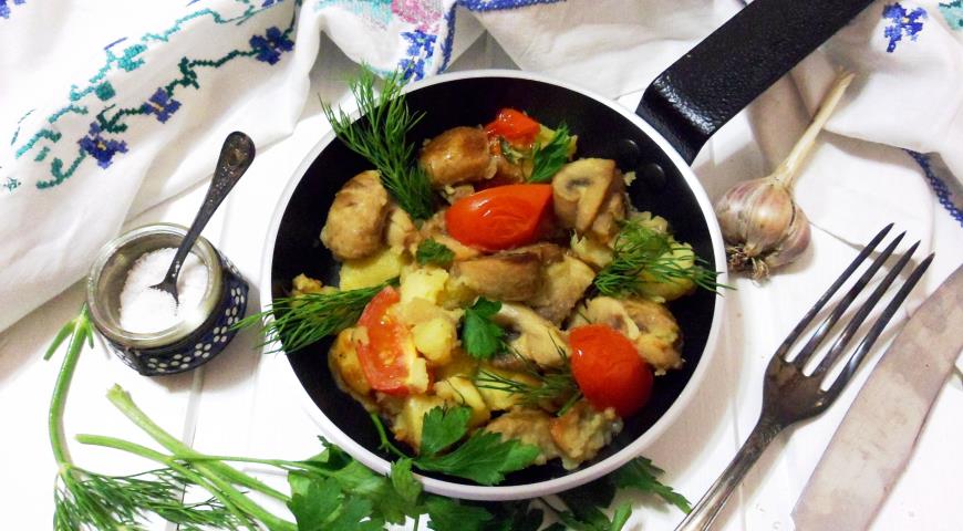 Фото приготовления рецепта: Ароматная картошка с грибами и зеленым маслом, шаг №7