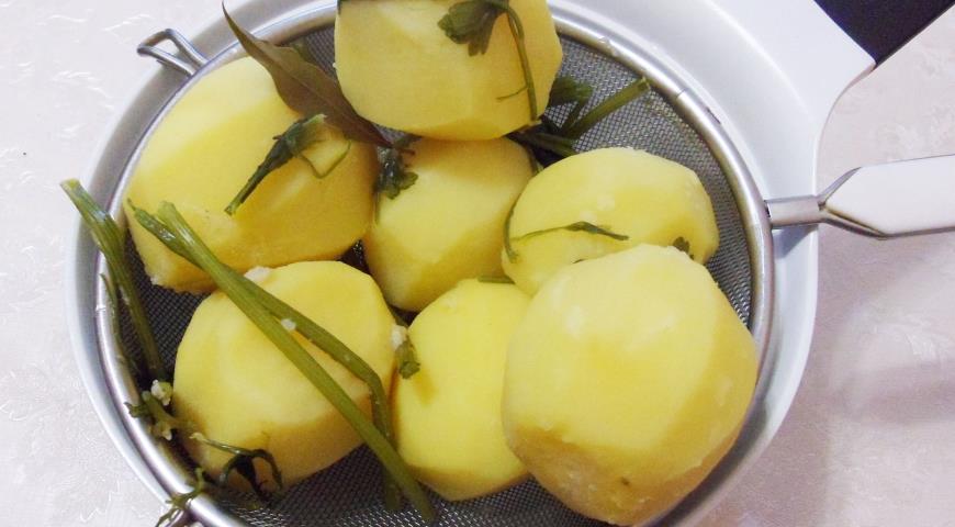Фото приготовления рецепта: Ароматная картошка с грибами и зеленым маслом, шаг №4