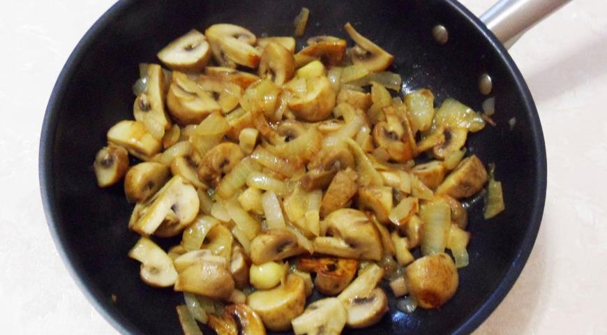 Фото приготовления рецепта: Ароматная картошка с грибами и зеленым маслом, шаг №3