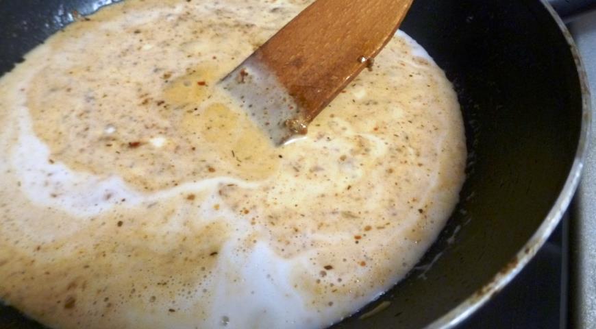 Фото приготовления рецепта: Вешенки с баклажанами, тушенные в кокосовом молоке, шаг №5
