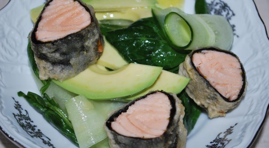 Фото приготовления рецепта: Салат с лососем, шпинатом и манго, шаг №9