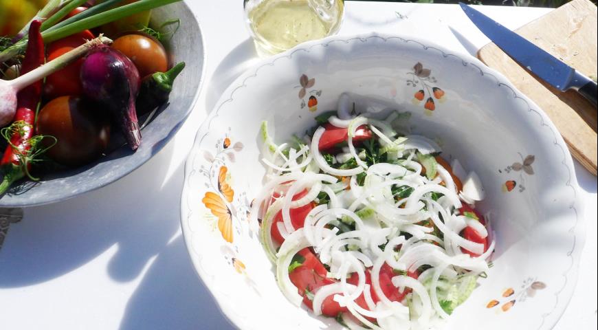 Фото приготовления рецепта: Салат из помидоров Дачный, шаг №3