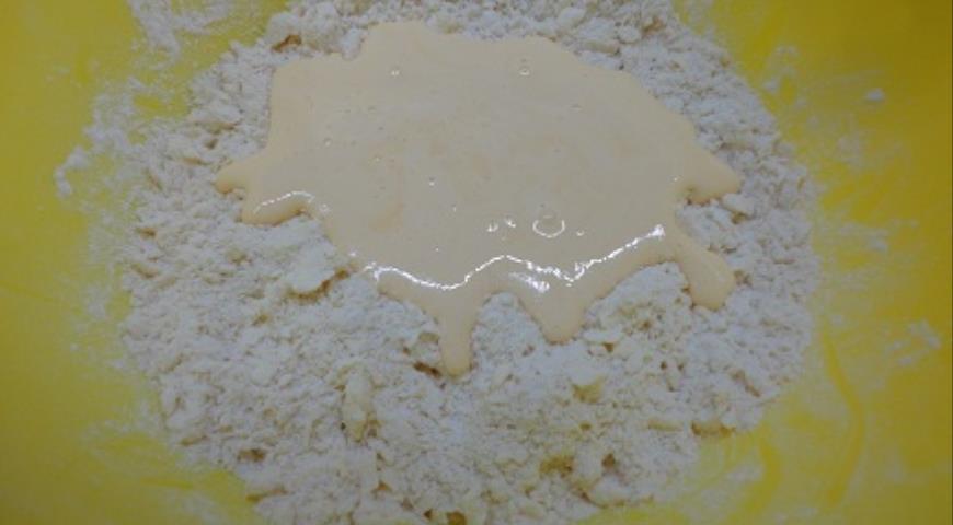 Фото приготовления рецепта: Творожный пирог с меренгой, шаг №2