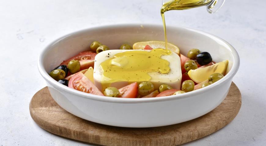 Фото приготовления рецепта: Запечённая фета с оливковым маслом и мёдом , шаг №2