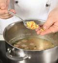 Фото приготовления рецепта: Классический гороховый суп, шаг №5