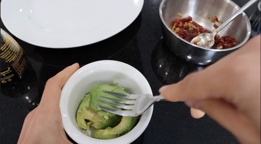 Фото приготовления рецепта: Тартар из тунца с авокадо - отличная закуска из рыбы за 10 минут, шаг №2
