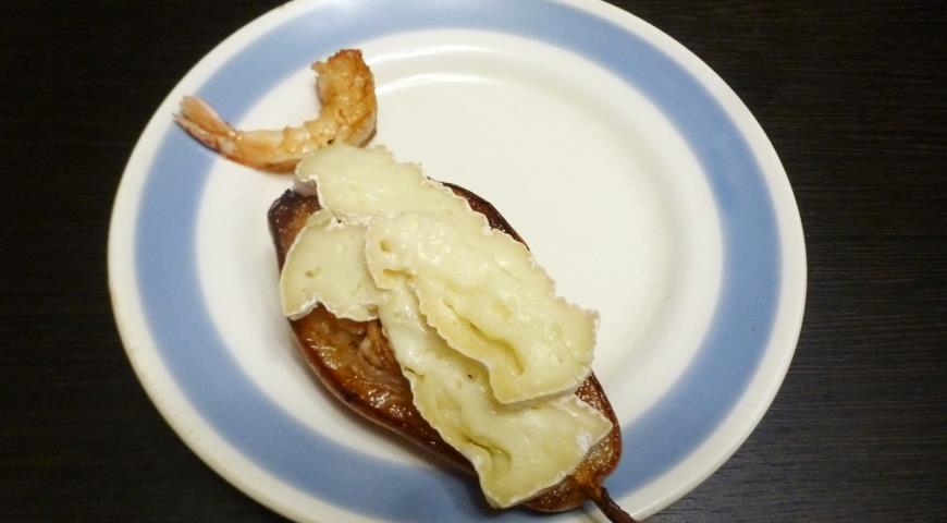 Фото приготовления рецепта: Груша с креветками и сыром бри, шаг №5