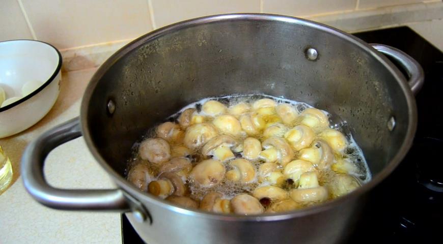 Фото приготовления рецепта: Маринованные грибы за 15 минут, шаг №4