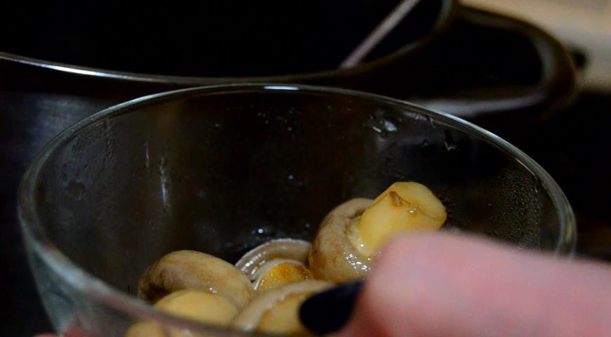 Фото приготовления рецепта: Маринованные грибы за 15 минут, шаг №5