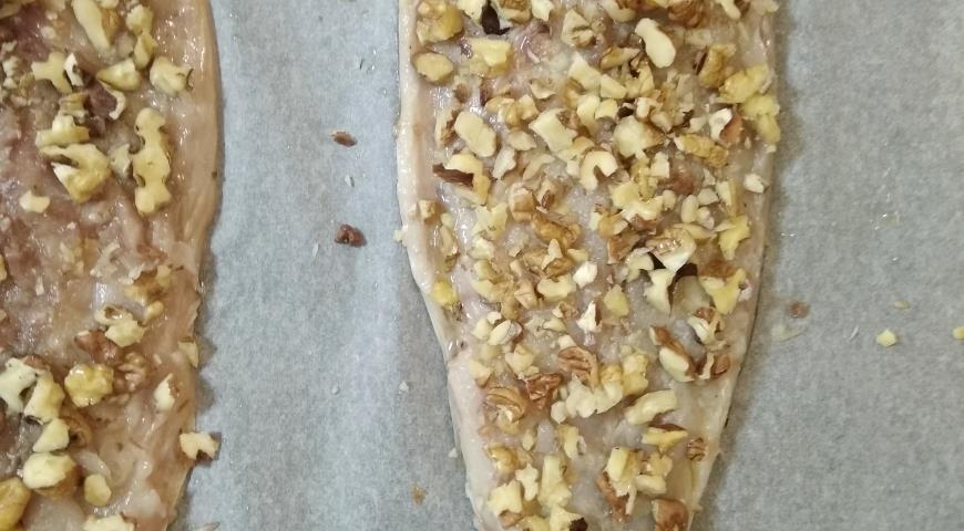 Фото приготовления рецепта: Филе скумбрии, запеченное с орехами, шаг №3