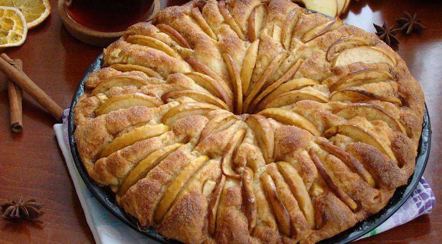 Фото приготовления рецепта: Дрожжевой яблочный пирог, шаг №8
