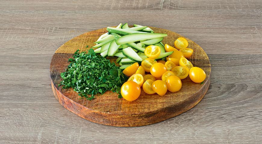 Фото приготовления рецепта: Паста из цельнозерновой муки с цукини, кальмаром и зеленым горошком, шаг №3