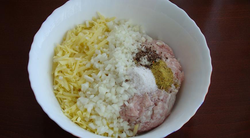 Фото приготовления рецепта: Пельмени с мясом и картошкой, шаг №6