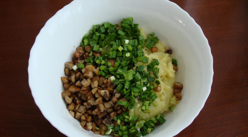 Фото приготовления рецепта: Пельмени с картошкой и грибами, шаг №5